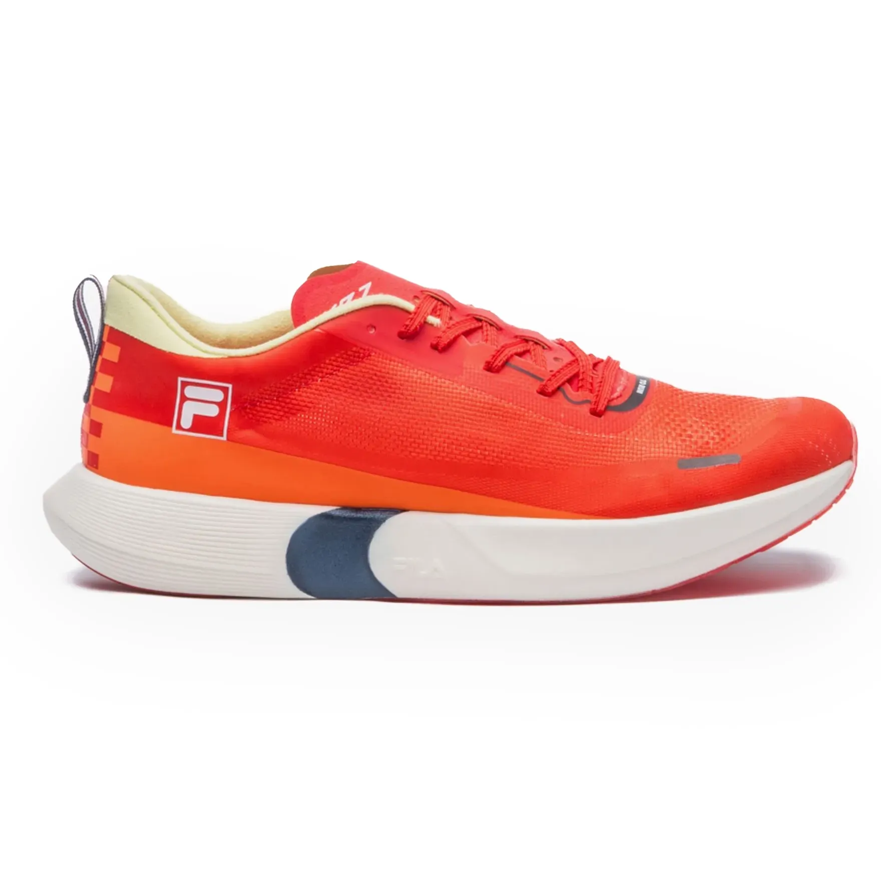Tênis feminino Fila Kr7 vermelho em vista lateral, material sintético com cadarço vermelho e solado branco com detalhes coloridos